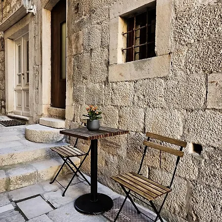 Revelin In Old Town Apartman *